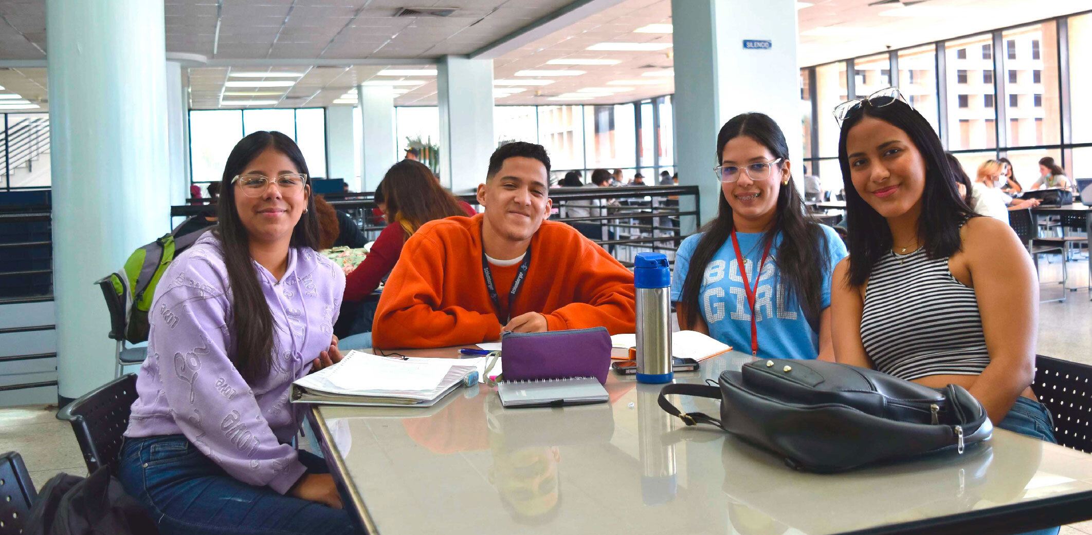 Estudiantes en la Biblioteca de la URBE